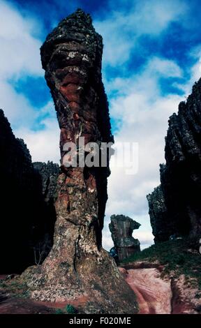 Le formazioni rocciose derivanti dall erosione di vento su pietra arenaria, Vila Velha parco dello stato, stato di Paraná, Brasile. Foto Stock