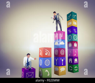 Immagine composita di imprenditore urlando attraverso il megafono Foto Stock
