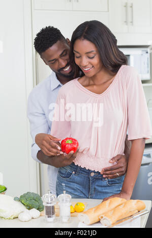 Coppia felice di preparare alimenti insieme Foto Stock