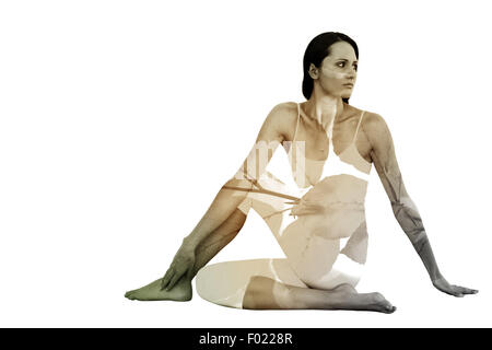 Immagine composita di montare la donna facendo la Mezza torsione spinale pongono in studio fitness Foto Stock