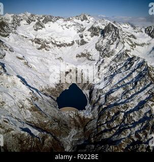 Teleccio Lago e diga, Valle di Piantonetto, il Parco Nazionale del Gran Paradiso, Piemonte e Valle d'Aosta (Alpi occidentali), Italia. Antenna. Foto Stock