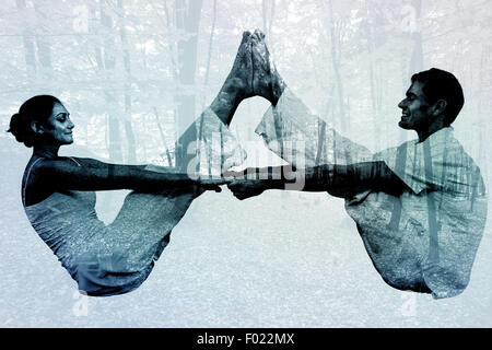 Immagine composita della pacifica giovane seduto in posizione in barca insieme Foto Stock