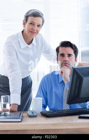 Ritratto di due colleghi che lavorano insieme sul computer Foto Stock