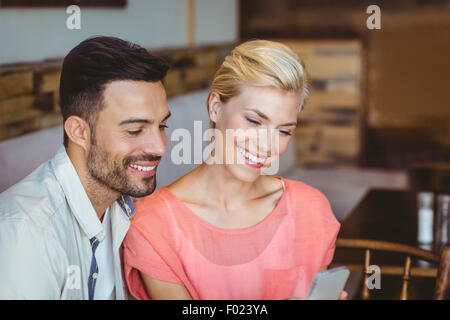 Giovane appendere fuori in un coffee shop Foto Stock