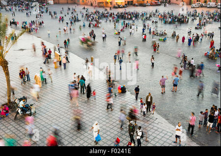 Molte persone su Djemaa el Fna a Marrakech, Marocco Foto Stock