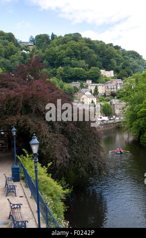 Una barca a remi naviga sul fiume Derwent a Mallock bagno nel Derbyshire Dales, England Regno Unito Foto Stock