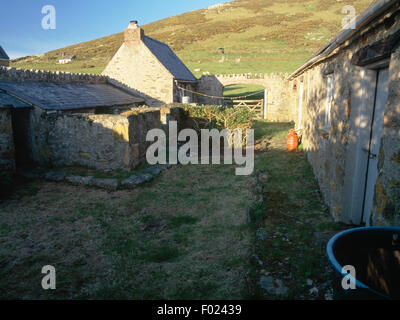 Piazzale di stoccaggio & dépendance del Carreg Fawr agriturismo: una delle 'model Aziende agricole' costruito su Bardsey Island 1870-75 da Lord Newborough. Off Aberdaron, Gwynedd Foto Stock