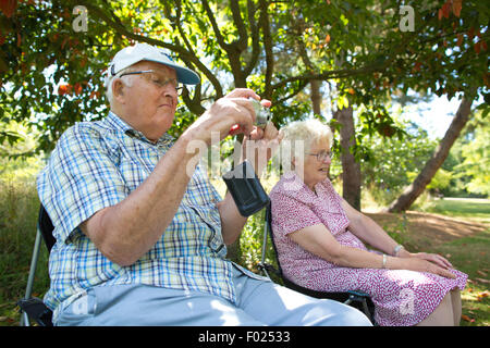 I nonni anziani fuori nel sole, godendo il crepuscolo della sua vita, England, Regno Unito Foto Stock