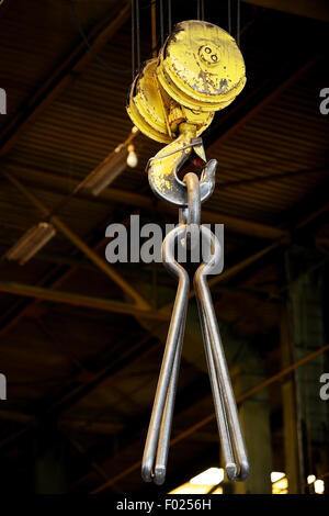 Giallo industriale gancio utilizzato per il trasporto all'interno di una fabbrica Foto Stock