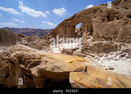 Arco Naturale e gli effetti di erosione, Valle di Timna, deserto del Negev, Israele. Foto Stock