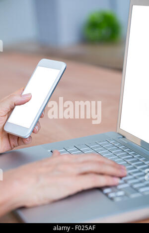 Vista ravvicinata delle mani digitando su laptop Foto Stock