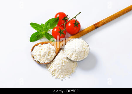 Farina di grano sul cucchiaio di legno e nel recipiente di metallo Foto Stock