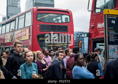 Londra, Regno Unito. 6 agosto 2015. Pendolari coda per autobus su London Bridge tubo durante lo sciopero Credito: Guy Corbishley/Alamy Live News Foto Stock