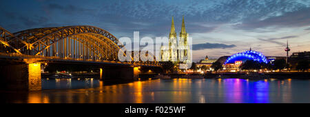 City-panorama di Colonia al crepuscolo, Reno, ponte di Hohenzollern, cattedrale, il Musical Dome, Colonius TV Tower, Colonia Foto Stock