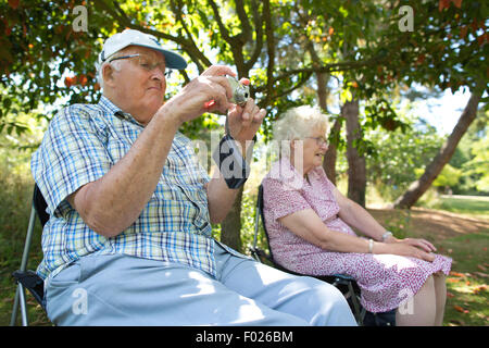 I nonni anziani fuori nel sole, godendo il crepuscolo della sua vita, England, Regno Unito Foto Stock