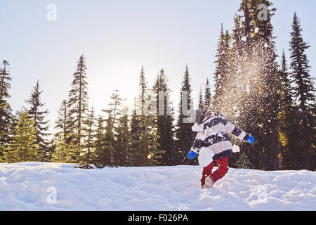 Ragazzo avente una lotta con le palle di neve Foto Stock