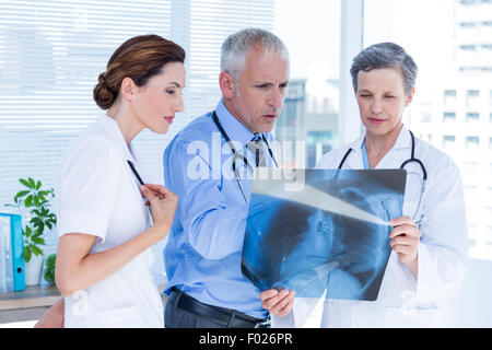 Concentrato colleghi medici esaminando x-ray insieme Foto Stock