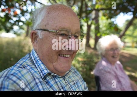 I nonni anziani fuori nel sole, godendo il crepuscolo della sua vita, England, Regno Unito Foto Stock