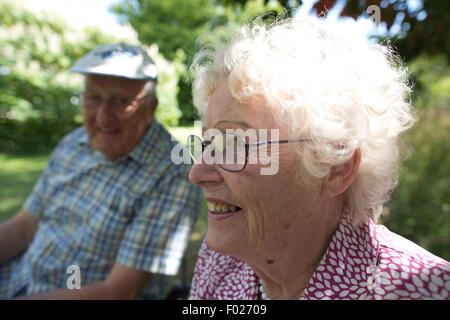 I nonni anziani fuori nel sole, godendo il crepuscolo della sua vita, England, Regno Unito Foto Stock