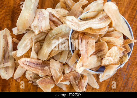 Croccanti fette di banana chips un spuntino Tailandese Foto Stock