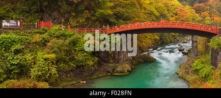 Il sacro Shinkyo ponte (神橋) in Nikko, Giappone oltre il Fiume Daiya circondato da vivaci colori autunnali. Foto Stock