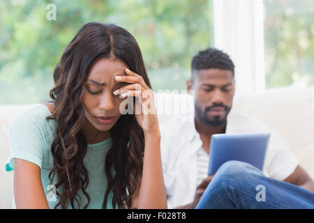 Turbare la donna viene ignorato dal partner Foto Stock