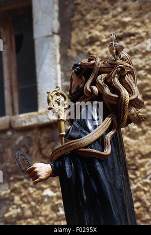 Statua di San Domenico coperti con serpenti, processione durante la festa dei serpari, Cocullo, Abruzzo, Italia. Foto Stock