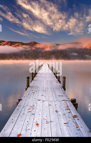 Il Lago Chuzenji (Chuzenjiko, 中禅寺湖) vicino a Nikko in Giappone. Fotografato su una bella mattina ancora in autunno a sunrise. Foto Stock