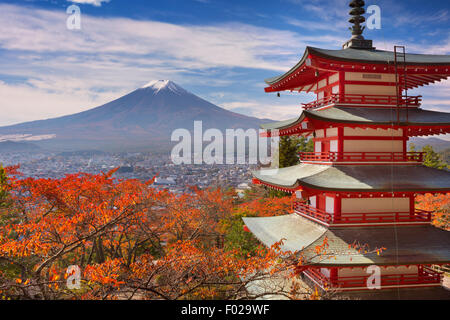 Il pagoda Chureito e il Monte Fuji (Fujisan, 富士山) in background su un luminoso giorno in autunno. Foto Stock