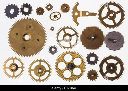 Selezione di ottone antico orologio orologio parti - isolato Foto Stock