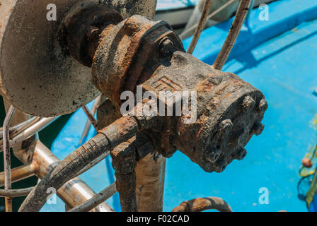 Arrugginita verricello idraulico della vecchia barca da pesca. Close-up. Foto Stock