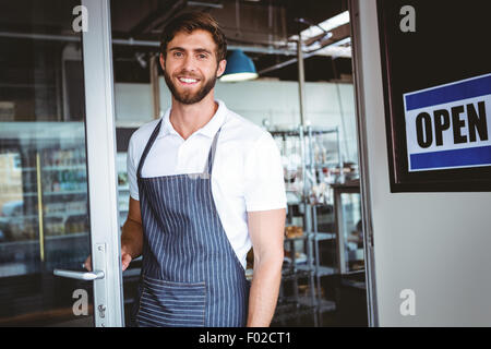 Lavoratore sorridente mettendo a segno aperto Foto Stock