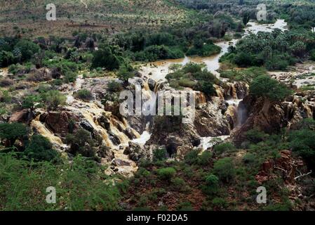 Epupa Falls, una serie di cascate formate dal fiume Kunene nella regione di Kaokoland, Namibia. Foto Stock