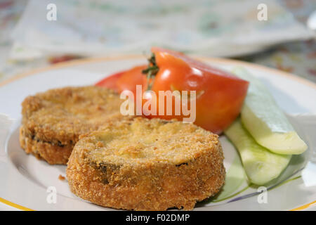 Le melanzane in un carrello o le melanzane in carrozza eggplantase fritti con ripieno di mozzarella Foto Stock