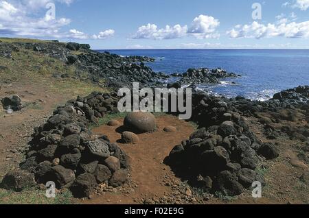 Cile, l'isola di pasqua, Rapa-Nui National Park (Patrimonio Mondiale UNESCO, 1995), in prossimità di Ahu Te Pito Kura, Te Pito O Te Henua pietra (ombelico del mondo) Foto Stock
