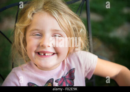 Ritratto di una ragazza con sorriso toothy Foto Stock