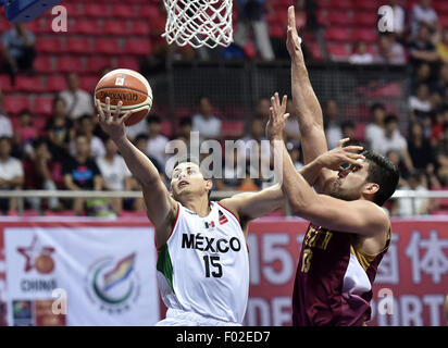 Qingyuan, la Cina della provincia di Guangdong. Il 6 agosto, 2015. Jose Estrada (L) del Messico va per le riprese durante la partita contro il Venezuela a Stankovic Continental Cup 2015 in Qingyuan, Cina del sud della provincia di Guangdong, il 6 agosto 2015. Il Messico ha vinto 78-59. Credito: Liang Xu/Xinhua/Alamy Live News Foto Stock