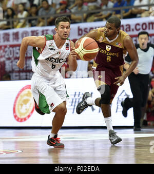 Qingyuan, la Cina della provincia di Guangdong. Il 6 agosto, 2015. Brody Manjarres (L) del Messico il sistema VIES per la palla durante la partita contro il Venezuela a Stankovic Continental Cup 2015 in Qingyuan, Cina del sud della provincia di Guangdong, il 6 agosto 2015. Il Messico ha vinto 78-59. Credito: Liang Xu/Xinhua/Alamy Live News Foto Stock