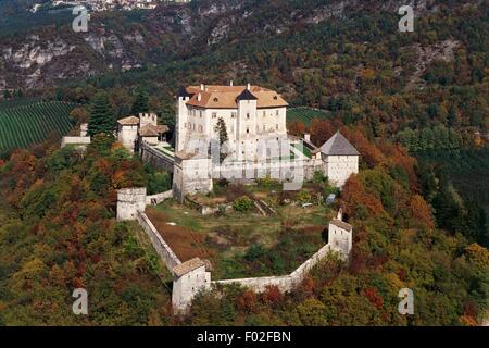 Veduta aerea del castello di Cles in Val di Non - Provincia di Trento, Regione Trentino-Alto Adige, Italia Foto Stock