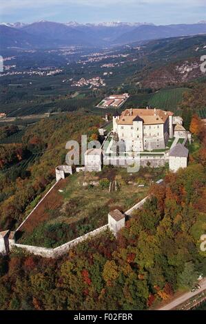Veduta aerea del castello di Cles in Val di Non - Provincia di Trento, Regione Trentino-Alto Adige, Italia Foto Stock