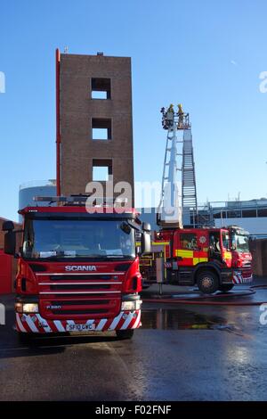 I vigili del fuoco di formazione presso una stazione dei vigili del fuoco torre di perforazione a Glasgow, Scozia, l'Europa. Foto Stock