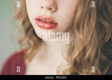 Close-up di una giovane donna che indossa un rossetto Foto Stock