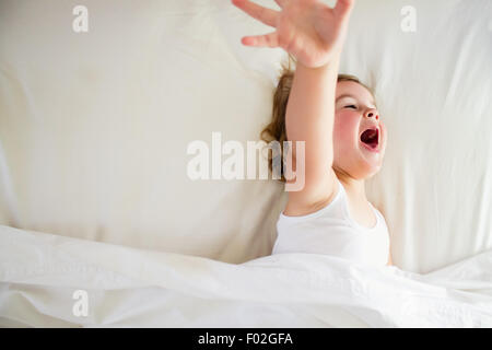 Ragazza nel letto urlando Foto Stock