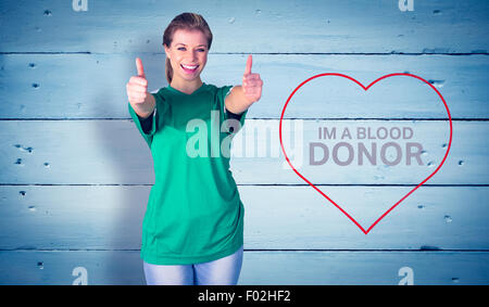 Immagine composita di felice appassionato di calcio in verde Foto Stock