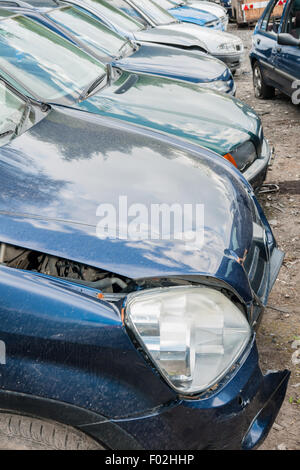 Incidente di rottami di macchine danneggiate o automobili in un junk yard in attesa per il riciclaggio Foto Stock