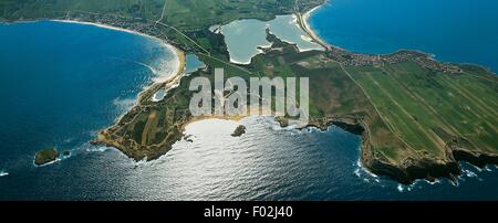 Vista aerea di un tratto di costa a nord di Oristano, tra Sa Rocca Tundu e Torre di Capo Mannu - Sardegna, Italia. Foto Stock