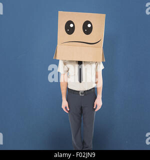 Immagine composita di imprenditore in piedi con la casella sulla testa Foto Stock