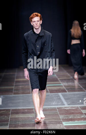 Copenhagen, Danimarca, Agosto 6th, 2014. Un modello di passeggiate sulla pista indossando disegni di Rebeca Rebeca durante il Copenhagen Fashion Week Primavera/Estate 2016. Credito: OJPHOTOS/Alamy Live News Foto Stock