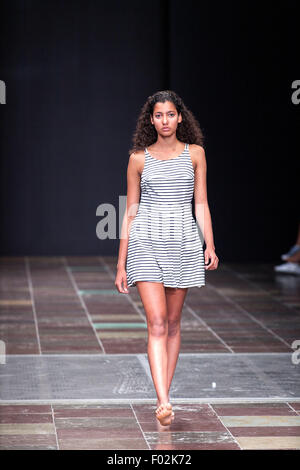 Copenhagen, Danimarca, Agosto 6th, 2014. Un modello di passeggiate sulla pista indossando disegni di Rebeca Rebeca durante il Copenhagen Fashion Week Primavera/Estate 2016. Credito: OJPHOTOS/Alamy Live News Foto Stock