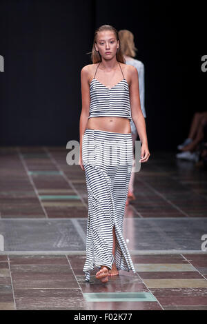 Copenhagen, Danimarca, Agosto 6th, 2014. Un modello di passeggiate sulla pista indossando disegni di Rebeca Rebeca durante il Copenhagen Fashion Week Primavera/Estate 2016. Credito: OJPHOTOS/Alamy Live News Foto Stock